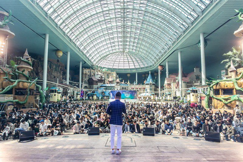 롯데월드 대형 페스티벌 무대에서 가득 찬 관객 앞에 선 MC 이호선의 뒷모습