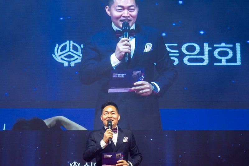 연말 시상식 무대를 진행하는 행사MC