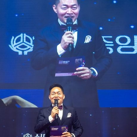 시상식 무대 진행 — MC 이호선 진행